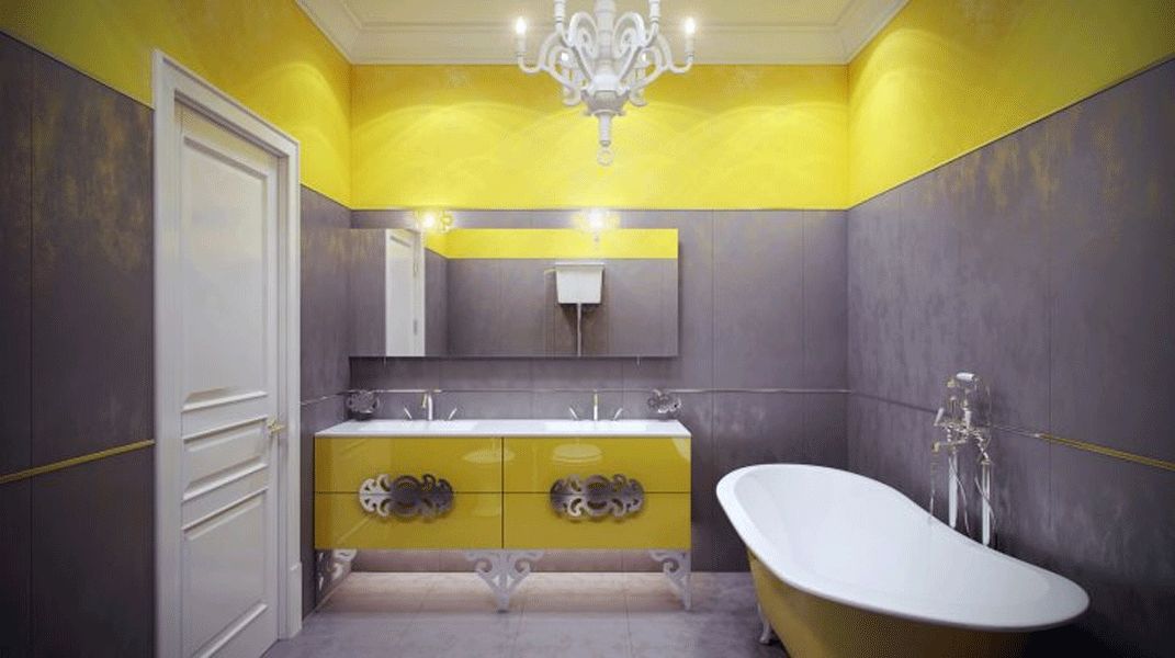 badezimmer gelbe wandfarbe graue wandpaneele freistehende badewanne kronleuchter