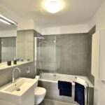 Badezimmer Style : Bodenebene Dusche Nachrusten Badezimmer Graue Fliesen Badewanne Glasfaltwand Handtuchheizkoerper Grosser Spiegel Wellness-Bad Zu Hause Gestalten
