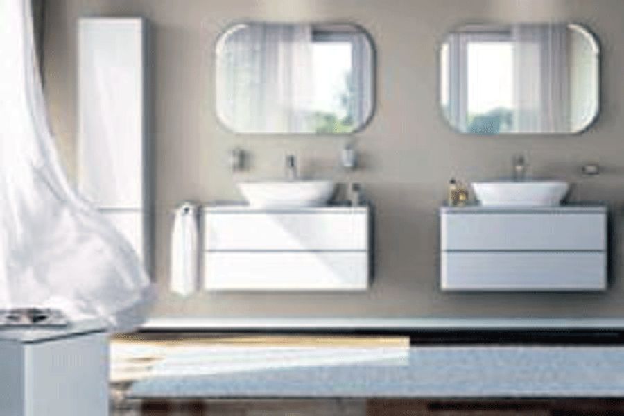 badezimmer taupe wandfarbe doppelwaschtisch aufsatzbecken zwei rundspiegel vorhang