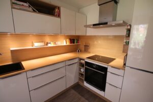 Moderne Küchen : Fehlerhafte Kuchenplanung Kueche Holzrueckwand Unterbauleuchten Weisse Hochglanzfronten Backofen Eckloesung Küchenarbeitsplatte Vergleich Moderne Küchen: Fehlerhafte Kuchenplanung Kueche Holzrueckwand Unterbauleuchten Weisse Hochglanzfronten Backofen Eckloesung Küchenarbeitsplatte Vergleich