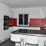 Badezimmer Style : Fehlerhafte Kuchenplanung U Form Kueche Weisse Hochglanzfronten Rote Rueckwand Barhocker Dunkle Arbeitsplatte Wellness-Bad Zu Hause Gestalten