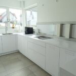 Badezimmer Style : Fehlerhafte Kuchenplanung Weisse Kueche Grifflose Fronten Weisse Arbeitsplatte Eckfenster Schienensystem Rueckwand Badezimmer Dekorieren