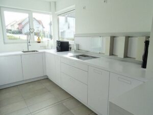 Ratgeber: Fehlerhafte Kuchenplanung Weisse Kueche Grifflose Fronten Weisse Arbeitsplatte Eckfenster Schienensystem Rueckwand Fehlerhafte Küchenplanung
