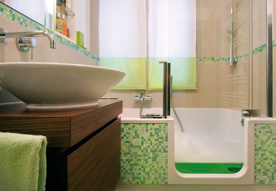 badezimmer gruene mosaikfliesen badewanne mit einstieg aufsatzwaschbecken holzunterschrank