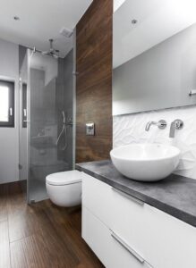 Fliesen & Farben: Fliesen In Holzoptik Im Bad Badezimmer Holzoptik Wandfliesen Glasdusche Aufsatzwaschbecken Betonoptik Waschtischplatte Fliesen In Holzoptik Im Bad