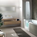 Badezimmer Style : Fliesen In Holzoptik Im Bad Badezimmer Mosaikwand Badewanne Mit Tuer Holzschwebeschrank Bonsai Pflanze Badezimmer Dekorieren