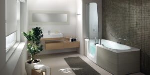 Moderne Küchen: Fliesen In Holzoptik Im Bad Badezimmer Mosaikwand Badewanne Mit Tuer Holzschwebeschrank Bonsai Pflanze Küche Mit Theke Planen
