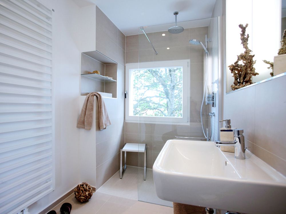 schmales badezimmer beige fliesen bodengleiche dusche handtuchheizkoerper fenster