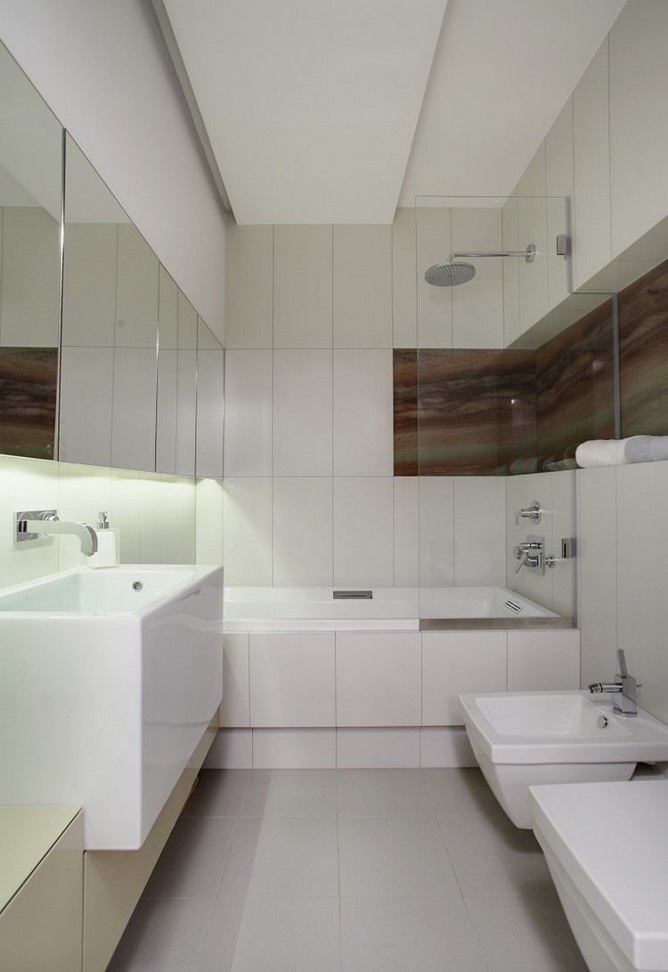 Fliesen & Farben : Fliesen In Holzoptik Im Bad Schmales Badezimmer Weisse Grossformatfliesen Holzoptik Akzent Einbaubadewanne Bidet Fliesen In Holzoptik Im Bad