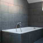 Badezimmer Design : Freistehende Badewanne Im Kleinen Bad Badezimmer Dunkelgraue Grossformatfliesen Einbaubadewanne Dachschraege Badezimmer Streichen Kosten
