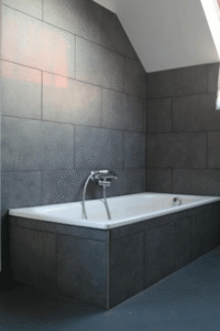 Fliesen & Farben: Freistehende Badewanne Im Kleinen Bad Badezimmer Dunkelgraue Grossformatfliesen Einbaubadewanne Dachschraege Badezimmer Farbkonzept