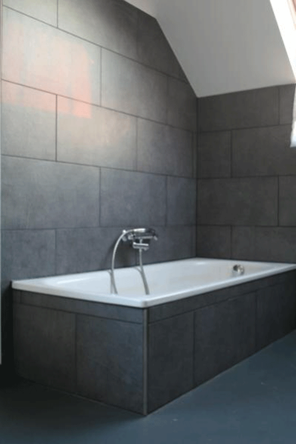 badezimmer dunkelgraue grossformatfliesen einbaubadewanne dachschraege
