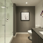 Badezimmer Style : Freistehende Badewanne Im Kleinen Bad Badezimmer Graue Akzentwand Duschkabine Glastuer Hellbraune Bodenfliesen Freistehende Badewanne Im Kleinen Bad