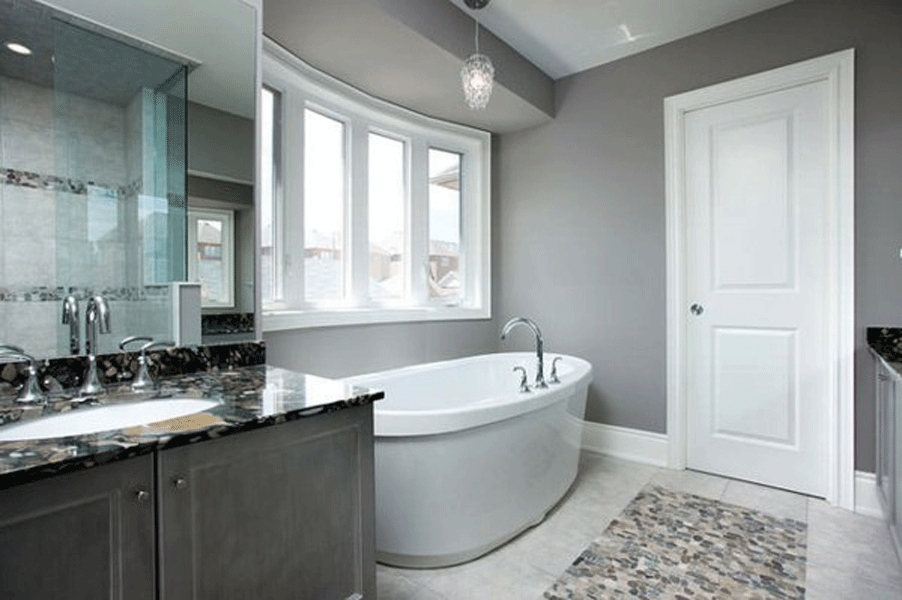 badezimmer graue wandfarbe freistehende badewanne erkerfenster kieselstein teppich