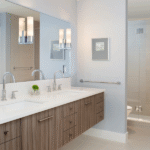 Badezimmer Style : Freistehende Badewanne Im Kleinen Bad Badezimmer Hellblaue Wandfarbe Doppelwaschtisch Holzunterschrank Weisse Arbeitsplatte Badezimmer Dekorieren