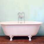 Badezimmer Style : Freistehende Badewanne Im Kleinen Bad Badezimmer Hellgruene Wandfarbe Freistehende Badewanne Fuessen Holzboden Schimmel Im Bad Vorbeugen