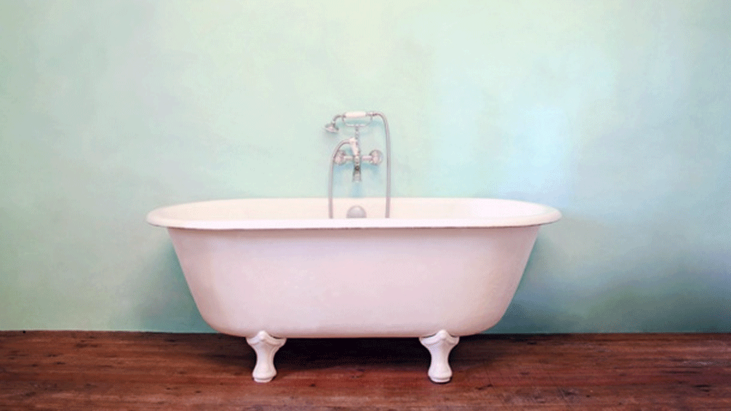 badezimmer hellgruene wandfarbe freistehende badewanne fuessen holzboden