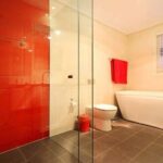 Fliesen & Farben : Fugen Im Bad Erneuern Badezimmer Rote Glaswand Dusche Freistehende Badewanne Graue Bodenfliesen Graue Fliesen Im Bad Kombinieren Fliesen & Farben : Fugen Im Bad Erneuern Badezimmer Rote Glaswand Dusche Freistehende Badewanne Graue Bodenfliesen Graue Fliesen Im Bad Kombinieren