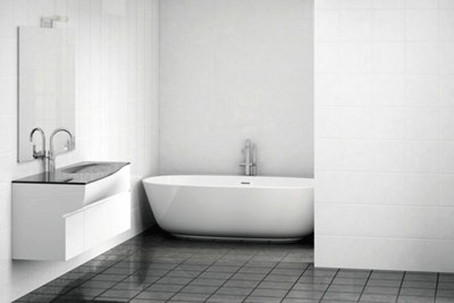 badezimmer weisse grossformatfliesen freistehende badewanne wandhaengender waschtisch dunkle bodenfliesen