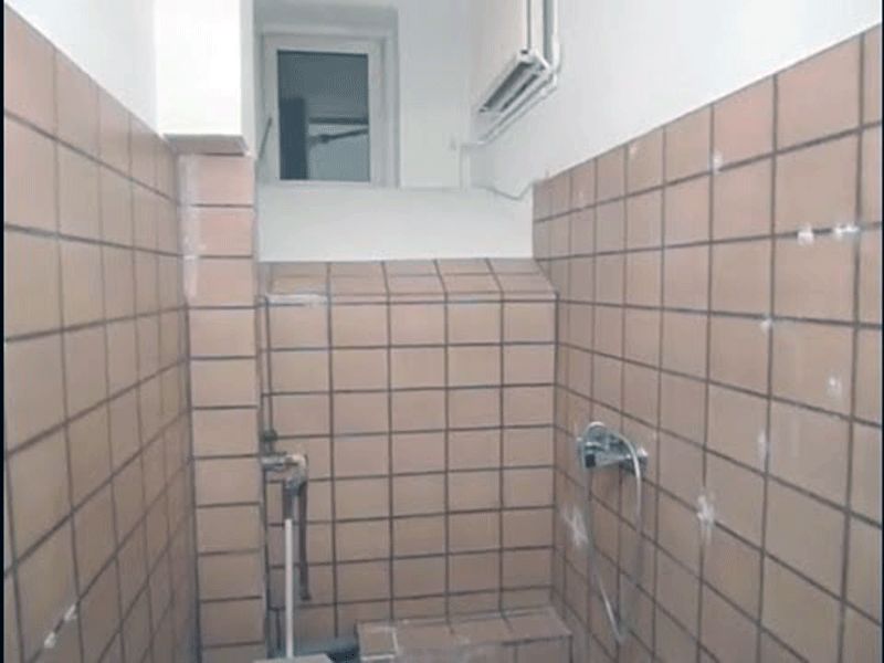 dusche terrakotta fliesen dunkle fugen armatur fensternische