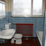 Ratgeber : Fugen Im Bad Reinigen Badezimmer Altbau Hellblaue Fliesen Roter Heizkoerper Rote Bodenfliesen Bad Oder Küche Zuerst Renovieren?