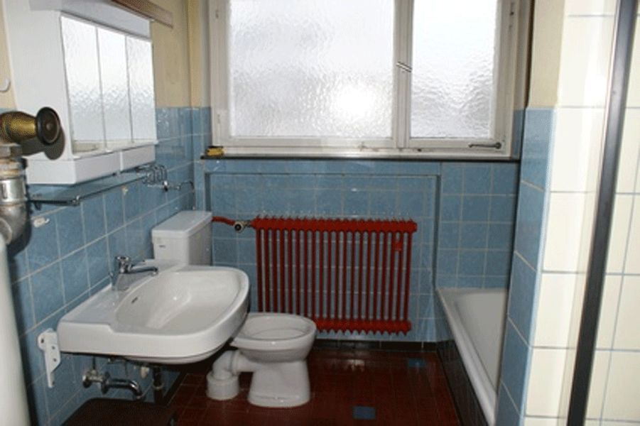 badezimmer altbau hellblaue fliesen roter heizkoerper rote bodenfliesen