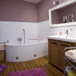 Badezimmer Style : Fugen Im Bad Reinigen Badezimmer Flieder Wandfarbe Weisse Metrofliesen Eckbadewanne Holzwaschtisch Kleines Badezimmer Mit Dusche Modern Gestalten Badezimmer Style : Fugen Im Bad Reinigen Badezimmer Flieder Wandfarbe Weisse Metrofliesen Eckbadewanne Holzwaschtisch Kleines Badezimmer Mit Dusche Modern Gestalten