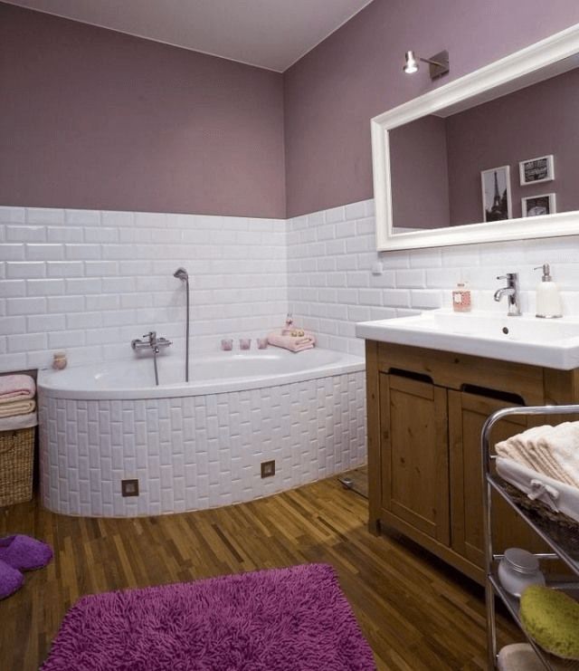 badezimmer flieder wandfarbe weisse metrofliesen eckbadewanne holzwaschtisch