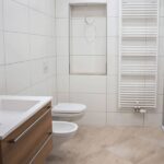 Badezimmer Style : Fugen Im Bad Reinigen Badezimmer Grossformatige Weisse Fliesen Handtuchheizkoerper Holzwaschtisch Nische Kleines Badezimmer Mit Dusche Modern Gestalten Badezimmer Style : Fugen Im Bad Reinigen Badezimmer Grossformatige Weisse Fliesen Handtuchheizkoerper Holzwaschtisch Nische Kleines Badezimmer Mit Dusche Modern Gestalten