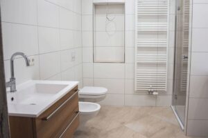 Badezimmer Style: Fugen Im Bad Reinigen Badezimmer Grossformatige Weisse Fliesen Handtuchheizkoerper Holzwaschtisch Nische Moderne Waschtische