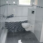 Ratgeber : Fugen Im Bad Reinigen Badezimmer Weisse Fliesen Mosaik Eckbadewanne Graue Bodenfliesen Haengendes Wc Fehlerhafte Küchenplanung