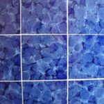 Badezimmer Style : Fugen Im Bad Reinigen Blaue Wandfliesen Marmoriertes Muster Weisse Fugen Nahaufnahme Badezimmer Im Landhausstil Einrichten