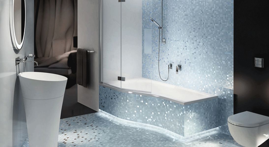 badezimmer blaue mosaikfliesen badewanne led bodenbeleuchtung standwaschbecken