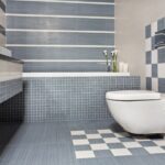 Badezimmer Style : Graue Fliesen Im Bad Kombinieren Badezimmer Blaugraue Streifenfliesen Schachbrettmuster Wand Haengendes Wc Schimmel Im Bad Vorbeugen