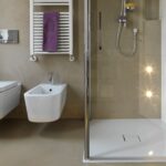 Moderne Küchen : Graue Fliesen Im Bad Kombinieren Graue Fliesen Badezimmer Beige Wandfarbe Handtuchheizkoerper Glasdusche Küchenfronten reinigen und pflegen