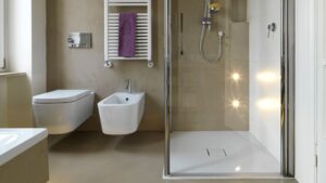Ratgeber : Graue Fliesen Im Bad Kombinieren Graue Fliesen Badezimmer Beige Wandfarbe Handtuchheizkoerper Glasdusche Deko ideen wohnzimmer selber machen