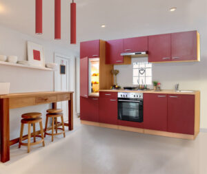 Moderne Küchen : Grosse Fliesen Im Kleinen Bad Kueche Rote Fronten Buchendekor Kuehlschrank Pendelleuchten Küche Mit Theke Planen Moderne Küchen: Grosse Fliesen Im Kleinen Bad Kueche Rote Fronten Buchendekor Kuehlschrank Pendelleuchten Küche Mit Theke Planen