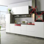 Badezimmer Style : Grosse Fliesen Im Kleinen Bad Kueche Weisse Hochglanzfronten Durchgestrichene Geraete Dunkler Holzdekor Badezimmer Dekorieren