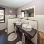 Moderne Küchen : Handtuchheizkorper Oder Fussbodenheizung Badezimmer Doppelwaschtisch Mauve Wandfarbe Dunkle Bodenfliesen Küche Mit Kochinsel Planen Moderne Küchen : Handtuchheizkorper Oder Fussbodenheizung Badezimmer Doppelwaschtisch Mauve Wandfarbe Dunkle Bodenfliesen Küche Mit Kochinsel Planen