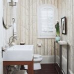Badezimmer Style : Handtuchheizkorper Oder Fussbodenheizung Gaestebad Birkenwald Tapete Holzwaschtisch Dunkler Parkettboden Handtuchheizkörper Oder Fußbodenheizung Im Bad?