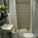Badezimmer Style : Handtuchheizkorper Oder Fussbodenheizung Kleines Badezimmer Cremefarbene Fliesen Weisse Duschvorhaenge Handtuchheizkörper Oder Fußbodenheizung Im Bad?