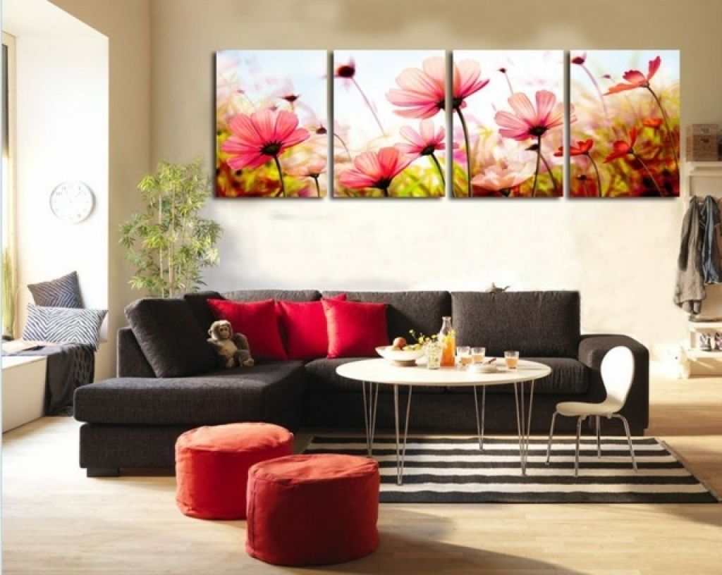 wohnzimmer mit dunkler ecksofa und blumenbildern