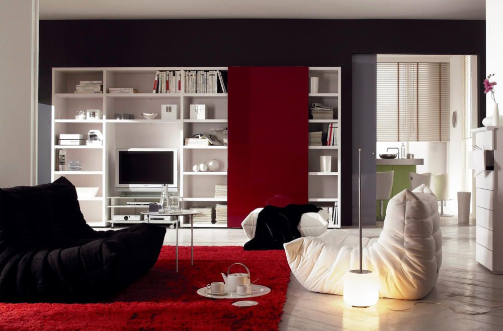 wohnzimmer mit weissem regal roter schiebetuer und rotem teppich