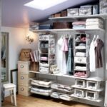 Moderne Küchen : Kleine Kuche Modern Einrichten Begehbarer Kleiderschrank Unter Der Dachschraege Mit Regalsystem Kleine Küche Modern Einrichten