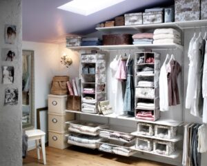 Moderne Küchen : Kleine Kuche Modern Einrichten Begehbarer Kleiderschrank Unter Der Dachschraege Mit Regalsystem Kleine Küche Modern Einrichten