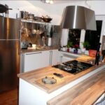 Moderne Küchen : Kleine Kuche Modern Einrichten Kueche Mit Edelstahlkuehlschrank Und Holzarbeitsplatte Kleine Küche Modern Einrichten