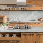 Moderne Küchen : Kleine Kuche Modern Einrichten Kueche Mit Eichenschraenken Und Marmorrueckwand Kleine Küche Modern Einrichten