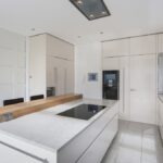 Moderne Küchen : Kleine Kuche Modern Einrichten Moderne Weisse Kueche Mit Granitinsel Und Eichenholzbar Kleine Küche Modern Einrichten