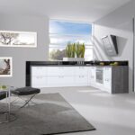 Moderne Küchen : Kleine Kuche Modern Einrichten Weisse Eckkueche Mit Barcelona Sessel Und Grauem Teppich Kleine Küche Modern Einrichten