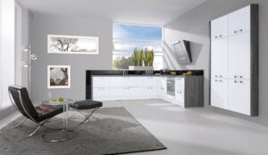 Moderne Küchen: Kleine Kuche Modern Einrichten Weisse Eckkueche Mit Barcelona Sessel Und Grauem Teppich Küchenarbeitsplatte Vergleich
